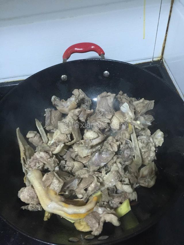 将洗净后的鸭块放入锅中翻炒