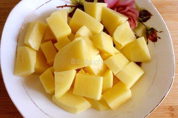 土豆烧猪蹄的做法图解1