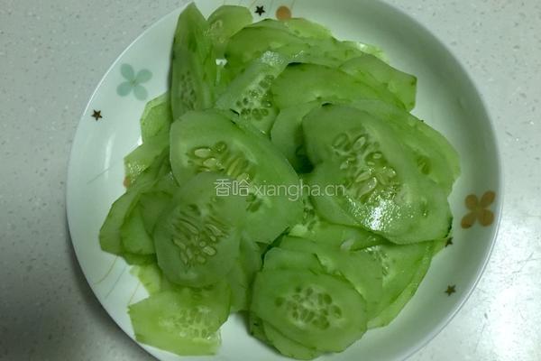 虾米炒黄瓜的做法图解2