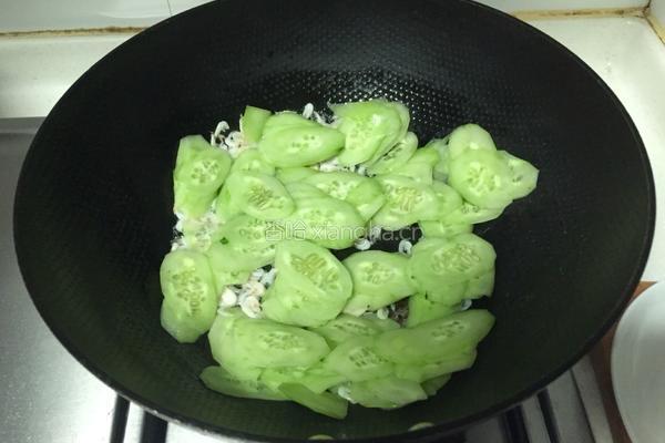 虾米炒黄瓜的做法图解4