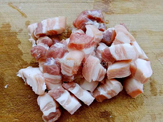 五花肉清水中浸泡30分钟，切小块。