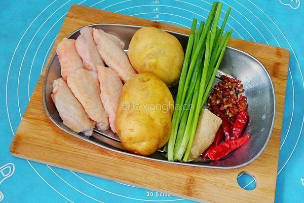 红烧鸡翅土豆的做法图解1