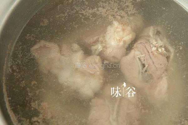 莲藕山药排骨汤的做法图解3