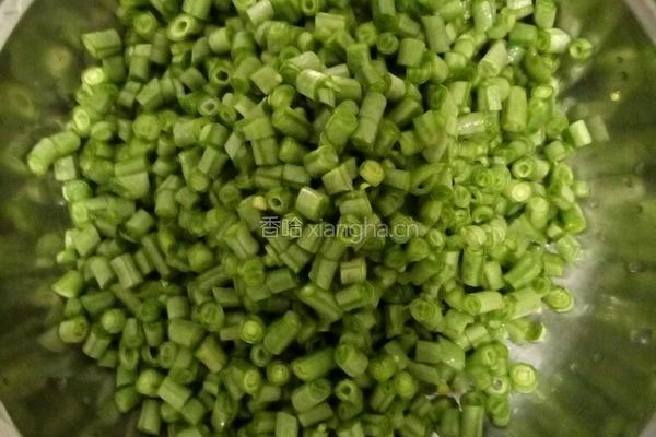 豇豆肉丁的做法图解1