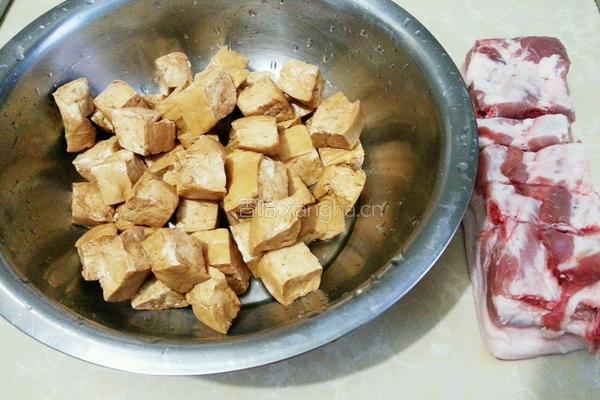 肉焖豆腐的做法图解1