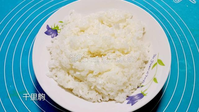 珍珠米饭趁热加入寿司醋拌匀，放凉备用
