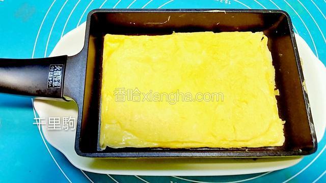 鸡蛋打散加入盐拌匀，平底锅烧热抹食油，倒入全部鸡蛋液小火慢慢煎熟
