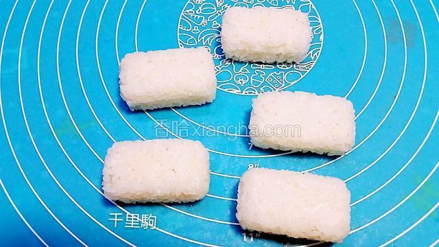 手上抹上醋，将米饭握成长形饭团