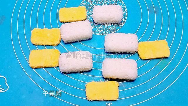 将煎好的鸡蛋切成大小跟饭团一样