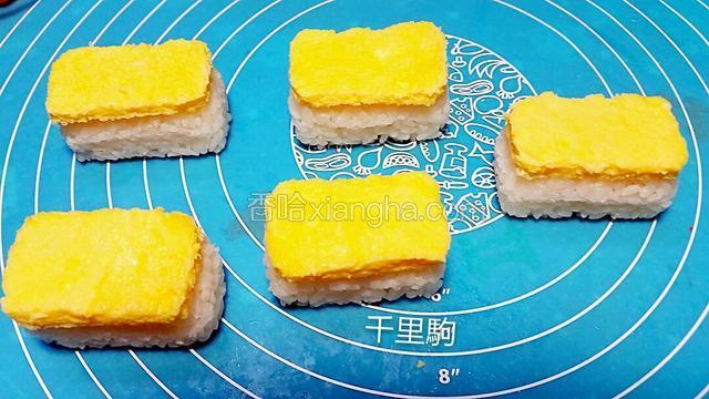 煎鸡蛋盖在饭团上