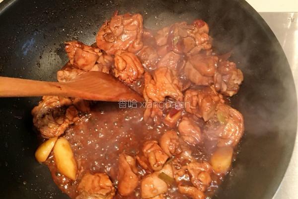地锅鸡（因为家里没有容器所以菜和主食都放锅里了）宫子城的做法图解5