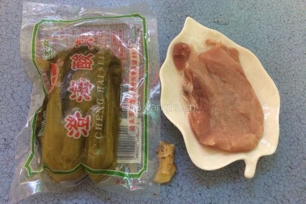 酸菜炒肉片的做法图解1