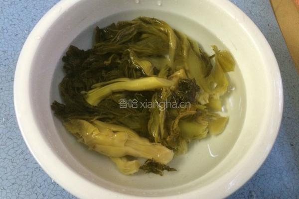 酸菜炒肉片的做法图解2