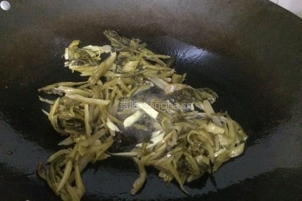 酸菜炒肉片的做法图解5