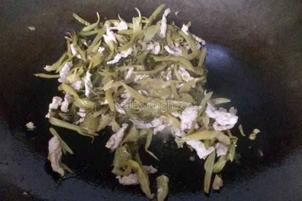 酸菜炒肉片的做法图解7