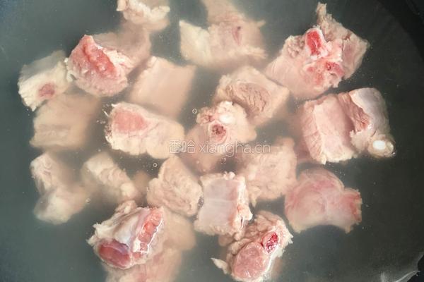 排骨炖豆角土豆的做法图解1