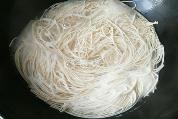 鸡蛋卷心菜炒面条的做法图解1