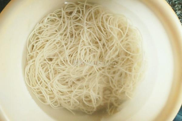 鸡蛋卷心菜炒面条的做法图解2