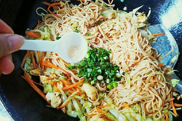 鸡蛋卷心菜炒面条的做法图解12