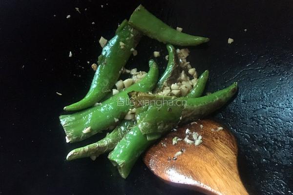 蒜香虎皮辣椒的做法图解7