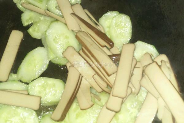 黄瓜炒鸡蛋干的做法图解3