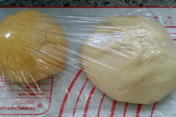 酥皮蛋黄月饼的做法图解1