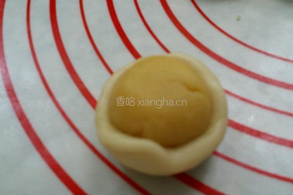 酥皮蛋黄月饼的做法图解3