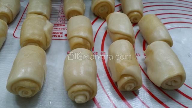 再擀长，再卷起。盖保鲜膜静置20分钟；