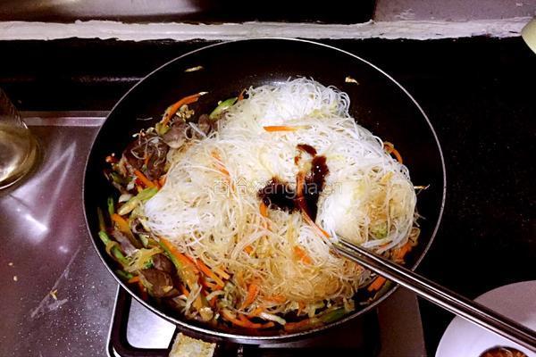 粉丝炒包菜的做法图解5