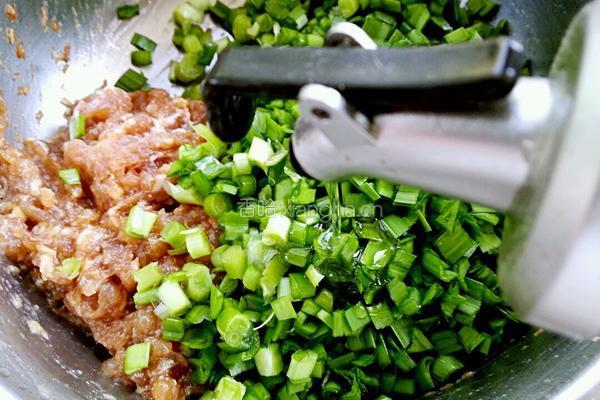 韭菜肉馅饺子的做法图解5