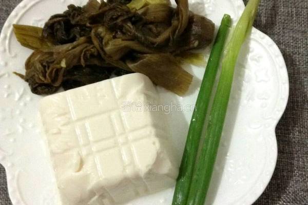 咸菜豆腐汤的做法图解1