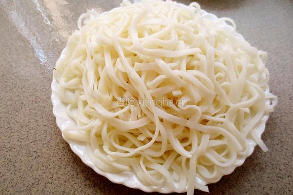 三丝炒河粉的做法图解1