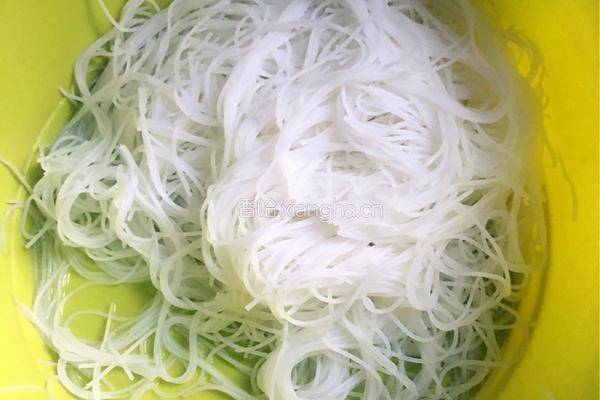 包心菜炒粉丝的做法图解2