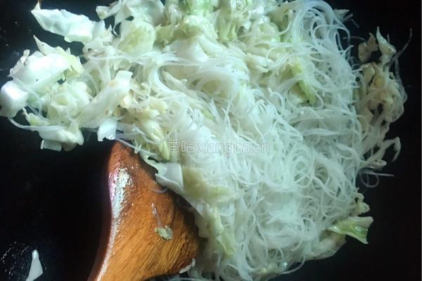 包心菜炒粉丝的做法图解5