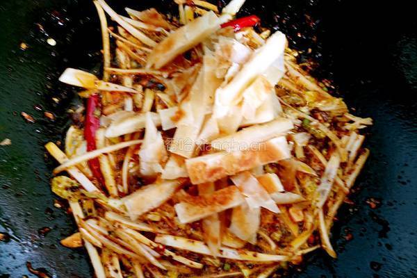 老干妈素炒饼的做法图解7