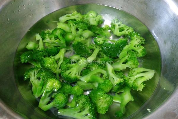 西兰花炒火腿的做法图解3