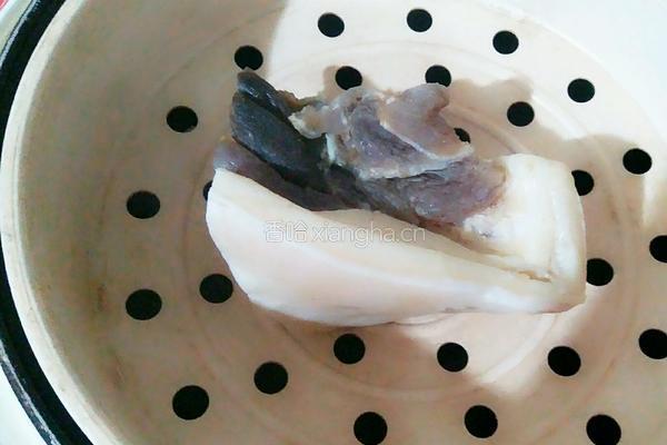 腊肉炒西芹的做法图解1