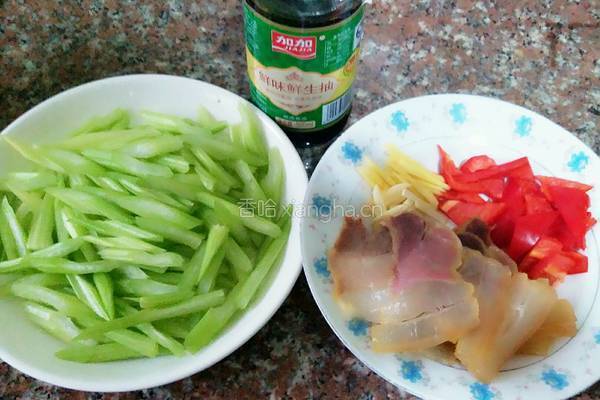腊肉炒西芹的做法图解3