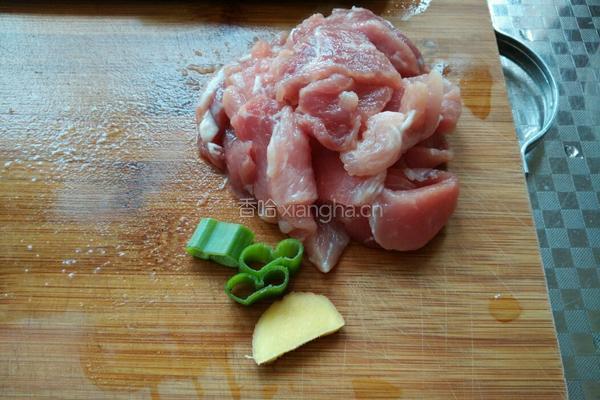 菠菜炒肉的做法图解1