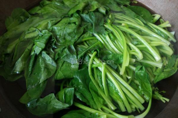 菠菜炒肉的做法图解2