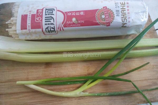 芹菜面条的做法图解2