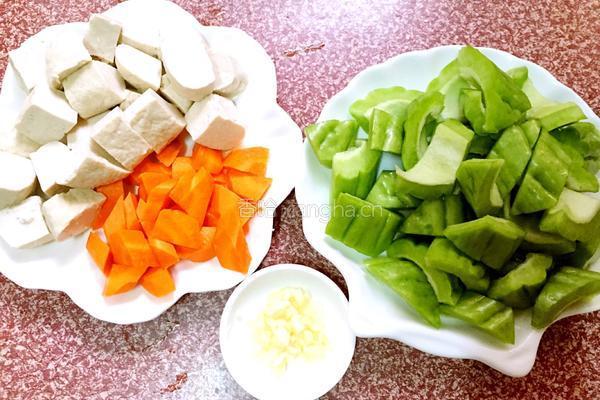 苦瓜烧豆腐的做法图解2