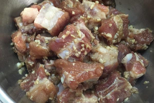 蒜香炸排骨的做法图解3