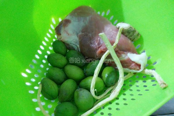 青橄榄瘦肉汤的做法图解1