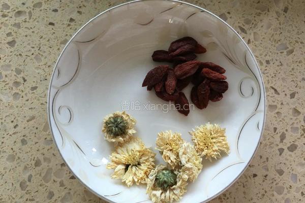 枸杞菊花茶的做法图解1