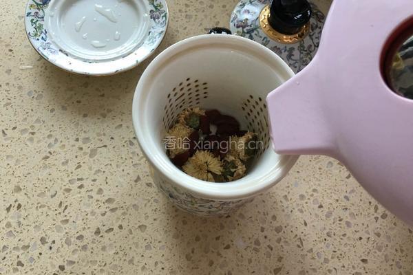 枸杞菊花茶的做法图解2