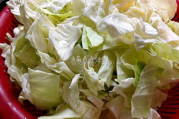 炝圆白菜的做法图解2