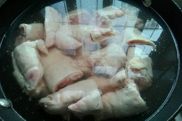 猪蹄黑豆汤的做法图解2