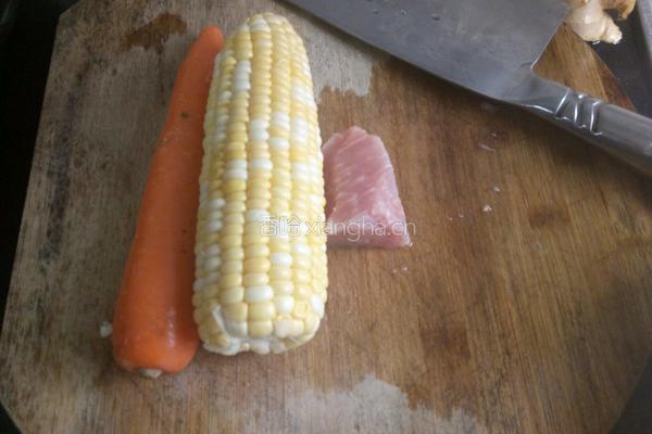 玉米胡萝卜炒肉粒的做法图解1