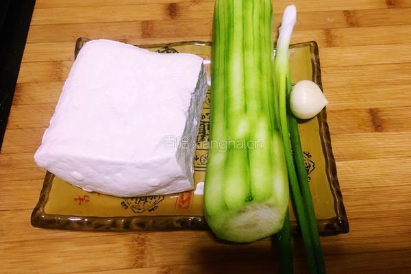 丝瓜豆腐汤的做法图解1